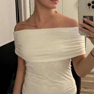 Vit off shoulder tröja - En vit off shoulder tröja som aldrig är använd. Köpt för 250kr
