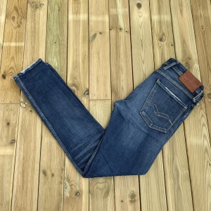 Replay Jeans  - Replay Jeans - storlek 32 - Modellen heter Anbass - varan är i fint skick - vid frågor eller funderingar är det bara att skriva!