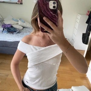 Vit topp - En vit topp i XS från Hollister, inga defekter och står inte för postens slarv. Köparen står för frakt!
