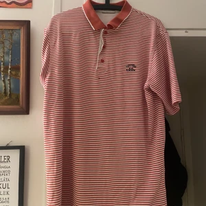 BAGGY RANDIG PIKÉ  - Asfet randig piké som inte kommer till användning den är i bra skick och sitter bra o baggy på mig som är 180. Priset är diskuterbart 🌟