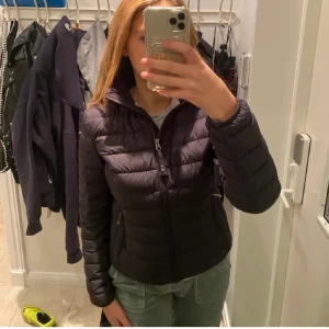 Parajumper jacka  - Jag säljer min jätte fina vår/höst jacka från parajumper då jag nu mera inte får någon användning av jackan. Jackan är i nyskick och har inga som helst repor osv. Den är köpt på johnells förra året men har tyvärr inte kvittot :( däremot finns det en Qr kod på insidan som bevisar att jackan är äkta. 💖 Priset kan diskuteras