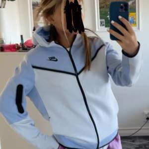 Säljer denna Nike teech fleece i ljusblå endast använd fåtals gånger . Köpt från barn sidan i storlek 158-170 cm men passar mig som är xs-s. Köpt för 1200 och säljer för 900 kan dock tänka mig gå ner i pris vid snabb affär.