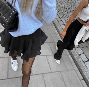 Svart volangkjol  - Säljer denna svarta volangkjolen då den inte kommer till användning, (första bilden är lånad). Säljer den även i vitt om man är intresserad 💞 Materialet är väldigt stretchigt så borde passa upp till M