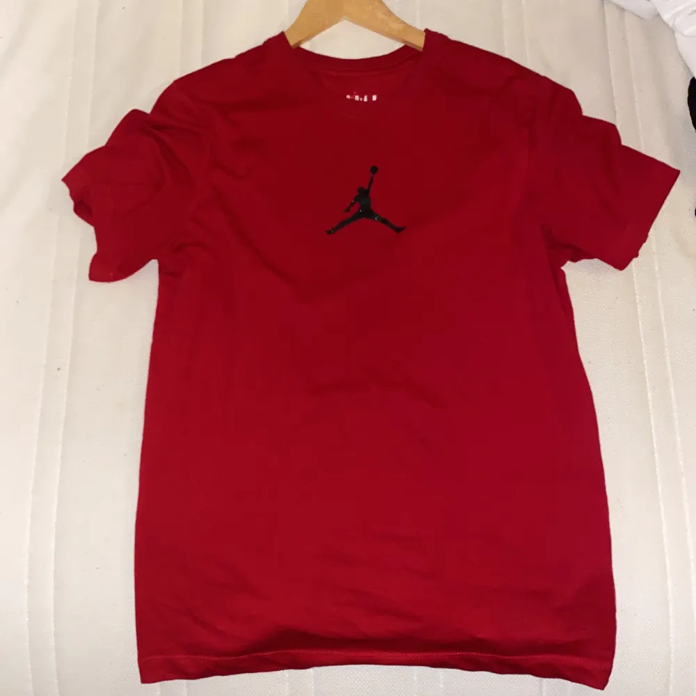 En röd Jordan t shirt köpt för 600kr men blev inte till nån användning storlek (M) och i skit bra skick fortfarande . T-shirts.