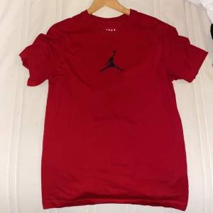 En röd Jordan t shirt köpt för 600kr men blev inte till nån användning storlek (M) och i skit bra skick fortfarande 