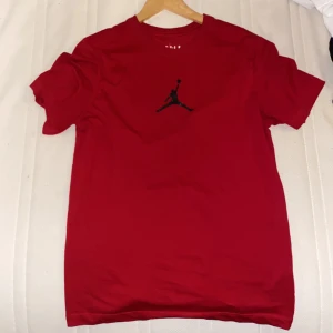 Jordan t shirt  - En röd Jordan t shirt köpt för 600kr men blev inte till nån användning storlek (M) och i skit bra skick fortfarande 