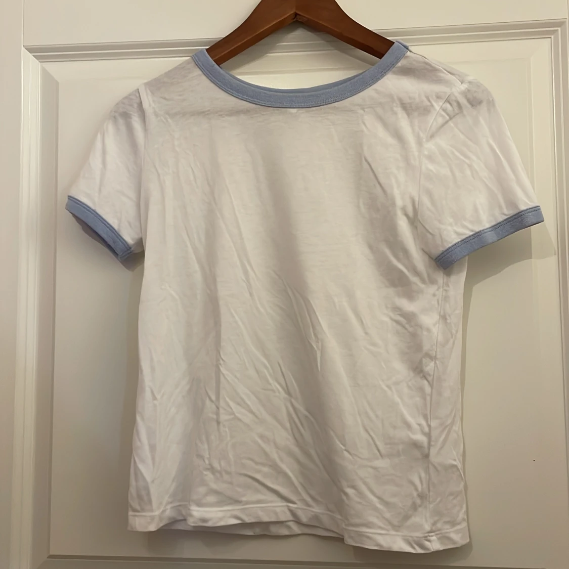 Vit t-shirt med blåa detaljer