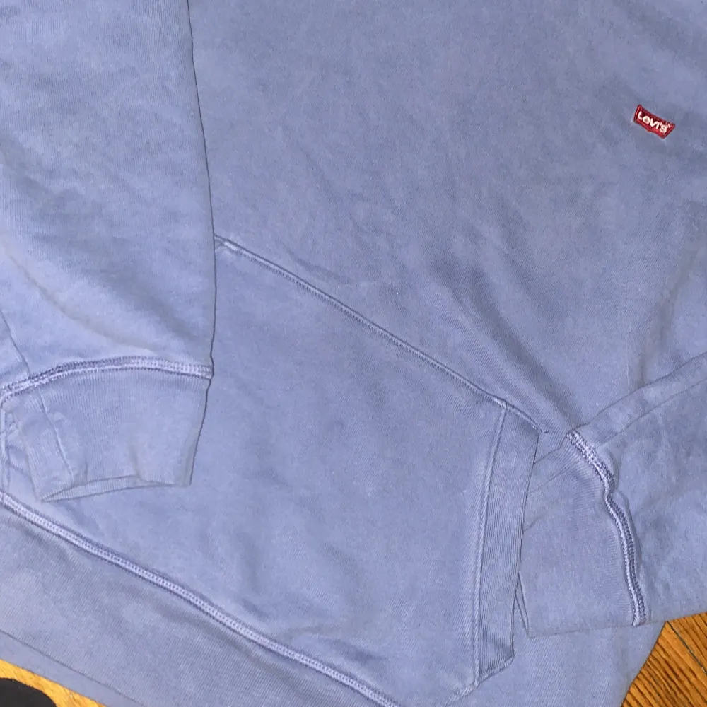 Levi’s hoodie i mörk blå/ konstigt lilla färg ish. Används inte längre . Hoodies.