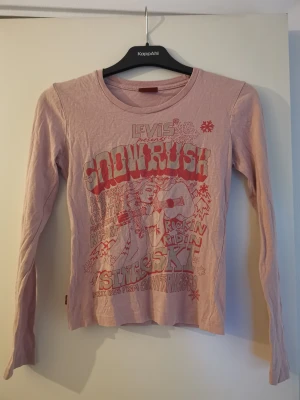 Leviströja - Rosa tunn långärmad tröja från Levis i lite hippiestil. 