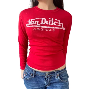 Von Dutch Top - Långärmad Von Dutch top. Storleken står inte på tröjan men skulle säga att det är ca strl S i stretchigt tyg. Glittrigt tryck 