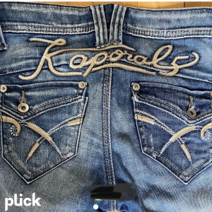 Kaporal Jeans - Jätte snygga jeans med väldigt snygg text på rumpan. Säljer då de inte passar längre. *Förra ägarens bilder*💗 De har nött upp sig längst ner då jag har vikt upp de men man kan klippa de så det blir en ”sliten” effekt. Skriv privat för bild.