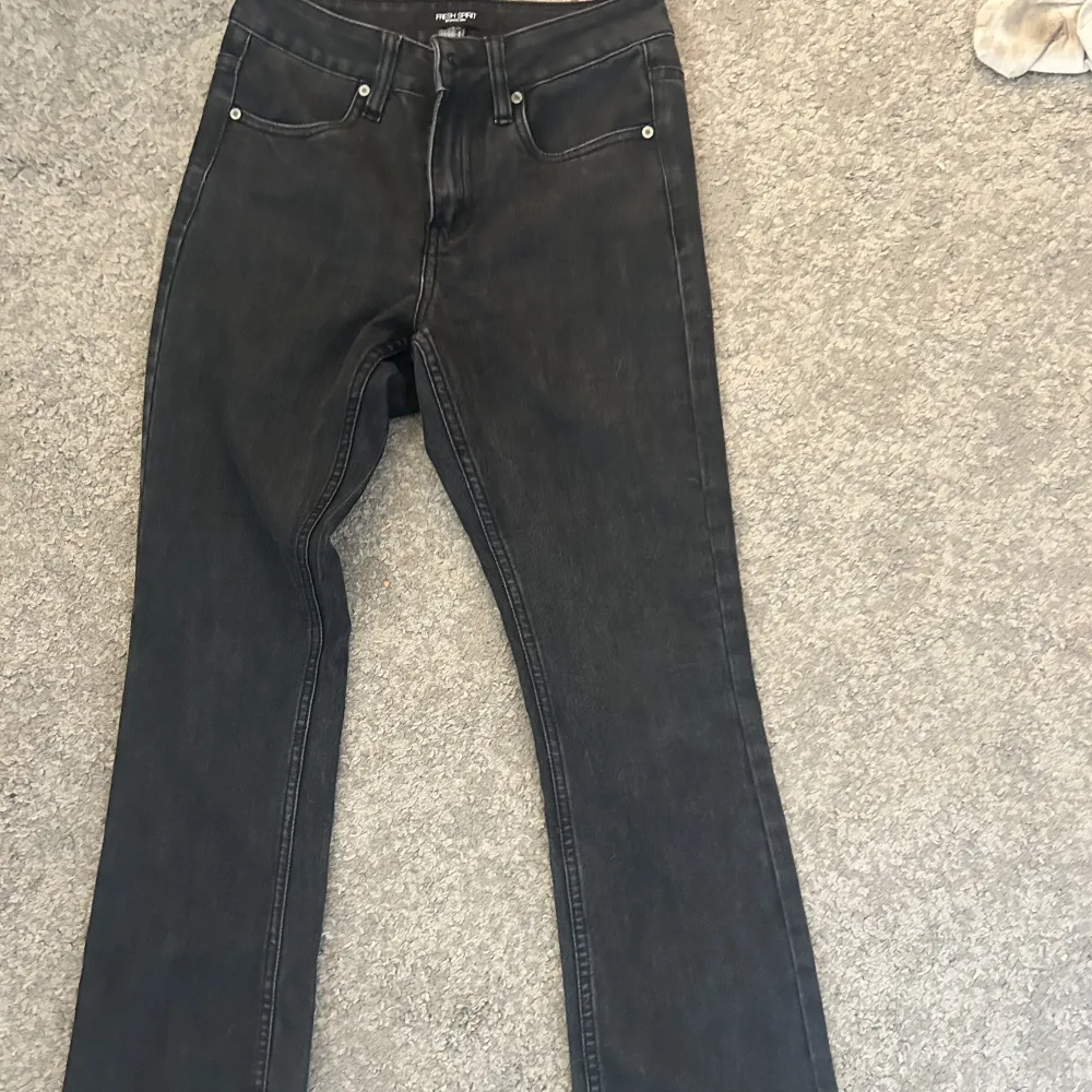 svinsnygga jeans som tyvärr blivit för små för mig. De går några cm under naveln och är utsvängda!. Jeans & Byxor.