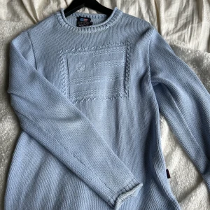 Ljusblå stickad tröja  - Säljer denna söta stickad tröja 🦋