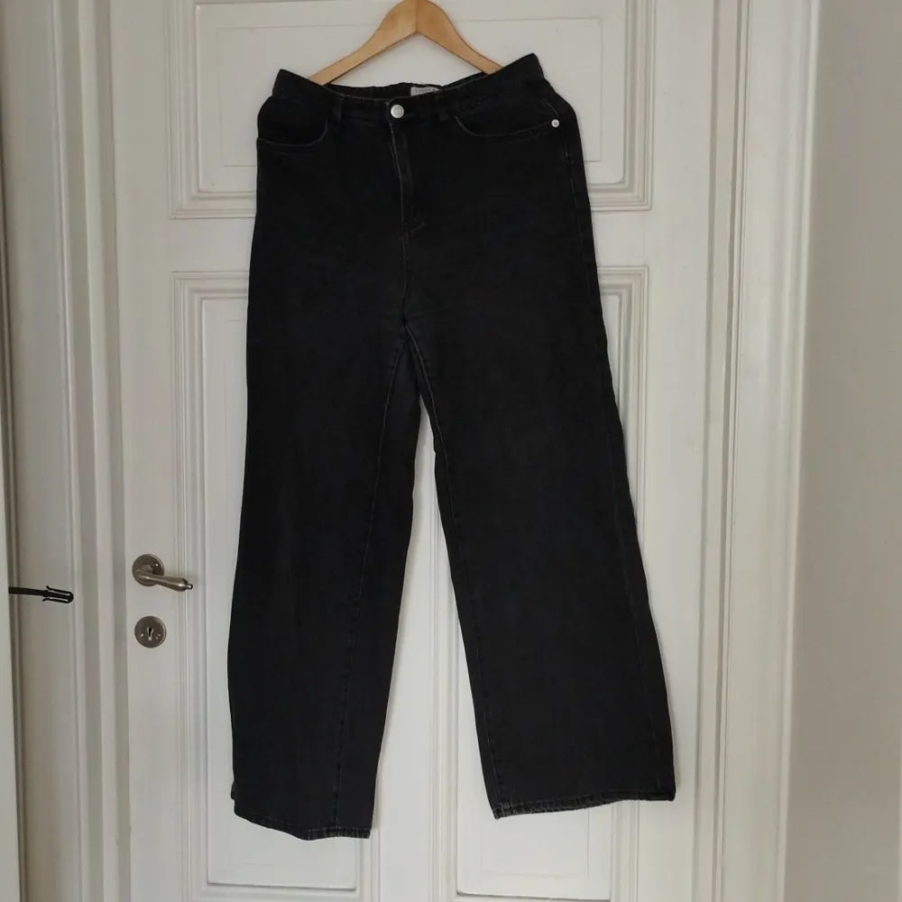 Svarta jeans i modellen wide/loose fit säljes. Jeansen är använda men i fint skick! Något slitna längst ner på benen. Jeans & Byxor.