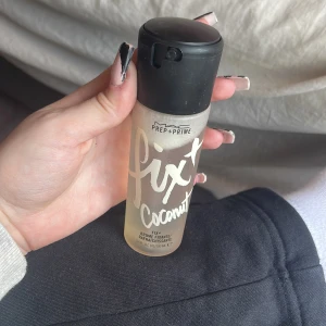 Setting spray - Från Mac. Doft av kokosnöt. Nypris 260 kr. Använt ca 5 ml