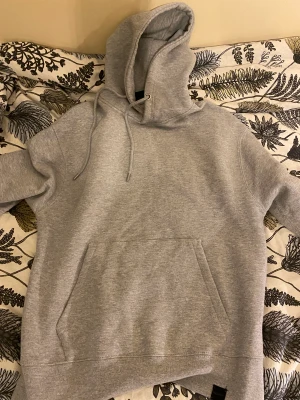 Pull&Bear Hoodie - Ny med lapp, oversize fit