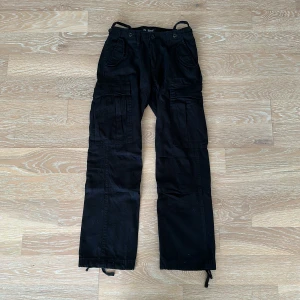 Brandit Cargopants  - Hej! Säljer dessa coola cargobyxor från Brandit som tyvärr inte har kommit till användning. De är i perfekt skick och har inga hål eller fläckar. Nypris 750kr. 