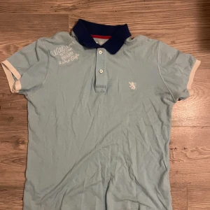 Cool vintage piké  - Säljer då den inte kommit till användning. Sjukt coolt och unikt tryck, i använt men gott skick! Storlek M/S, sitter bra på mig som är 175 men sitter bra på min kompis som är runt 190 också! Pm för fler bilder osv!