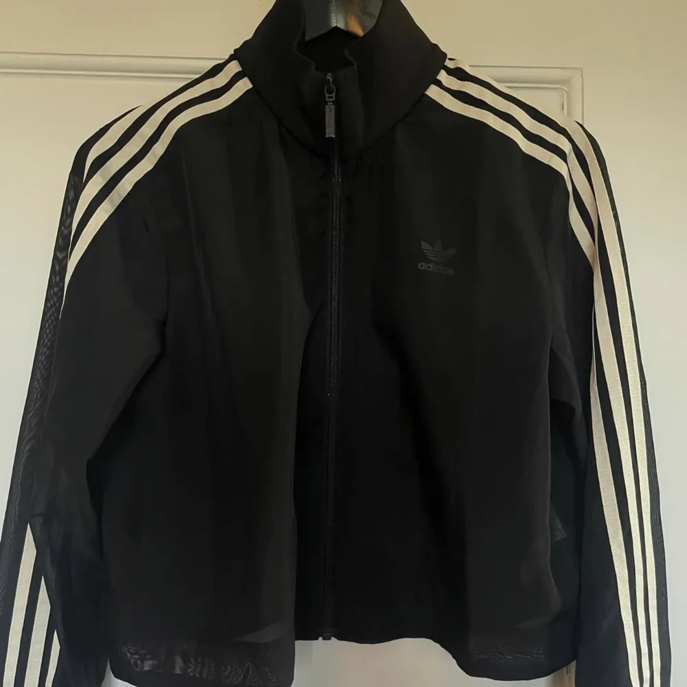 Adidas kofta/jacka den är väldigt tunn i matrrialet med guldiga stripes. Fint skick då den endast är använd en gång. . Jackor.