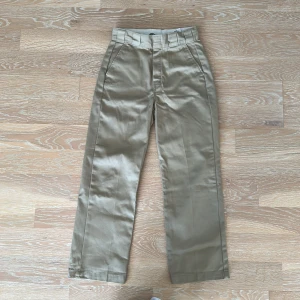 Dickies Skater Cargos - Hej! Säljer dessa snygga Dickies byxor som tyvärr är för små i midjan till mig. De är knappt använda och har inga fläckar eller hål. Passar perfekt till att skatea eller till vardagen. 