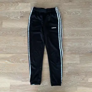 Hej! Säljer dessa coola och sköna adidas byxor i träningsmaterial. De har tyvärr blivit för små och kommer inte till användning. De är i fint skick och har inga hål eller fläckar. Köpta på adidas hemsida 