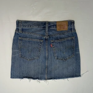 Levis jeanskjol - Dösnygg miniskirt jeanskjol från Levis!!! Knappt använd, nyskick!!  Nypris: ca 600+kr 