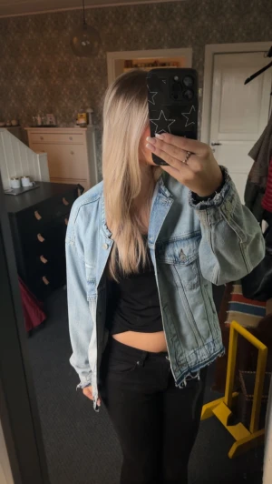 Levis jeansjacka - Skitsnygg jeansjacka som e slutsåld! Iprincip helt nu då jag bara använt typ 1 gång, från levis