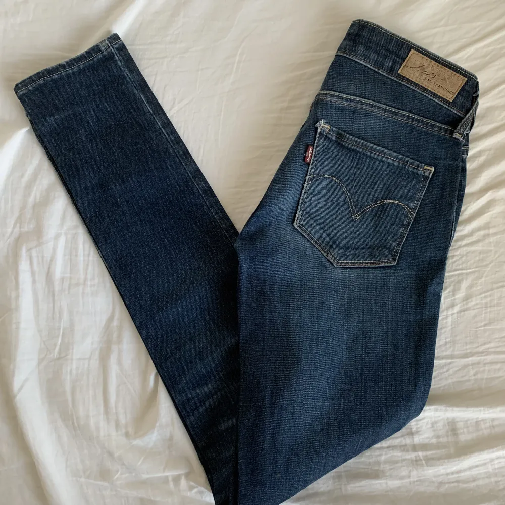 Vintage looking, äkta levis jeans! Snygga low waisted skinny jeans som formar sig fint efter kroppen. Säljer pga att dom är för små. Storlek 23 vilket motsvarar xxs. 🌻. Jeans & Byxor.