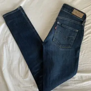 Vintage looking levis jeans! Snygga low waisted skinny jeans som formar sig fint efter kroppen. Säljer pga att dom är för små. Storlek 23 vilket motsvarar xxs. 🌻