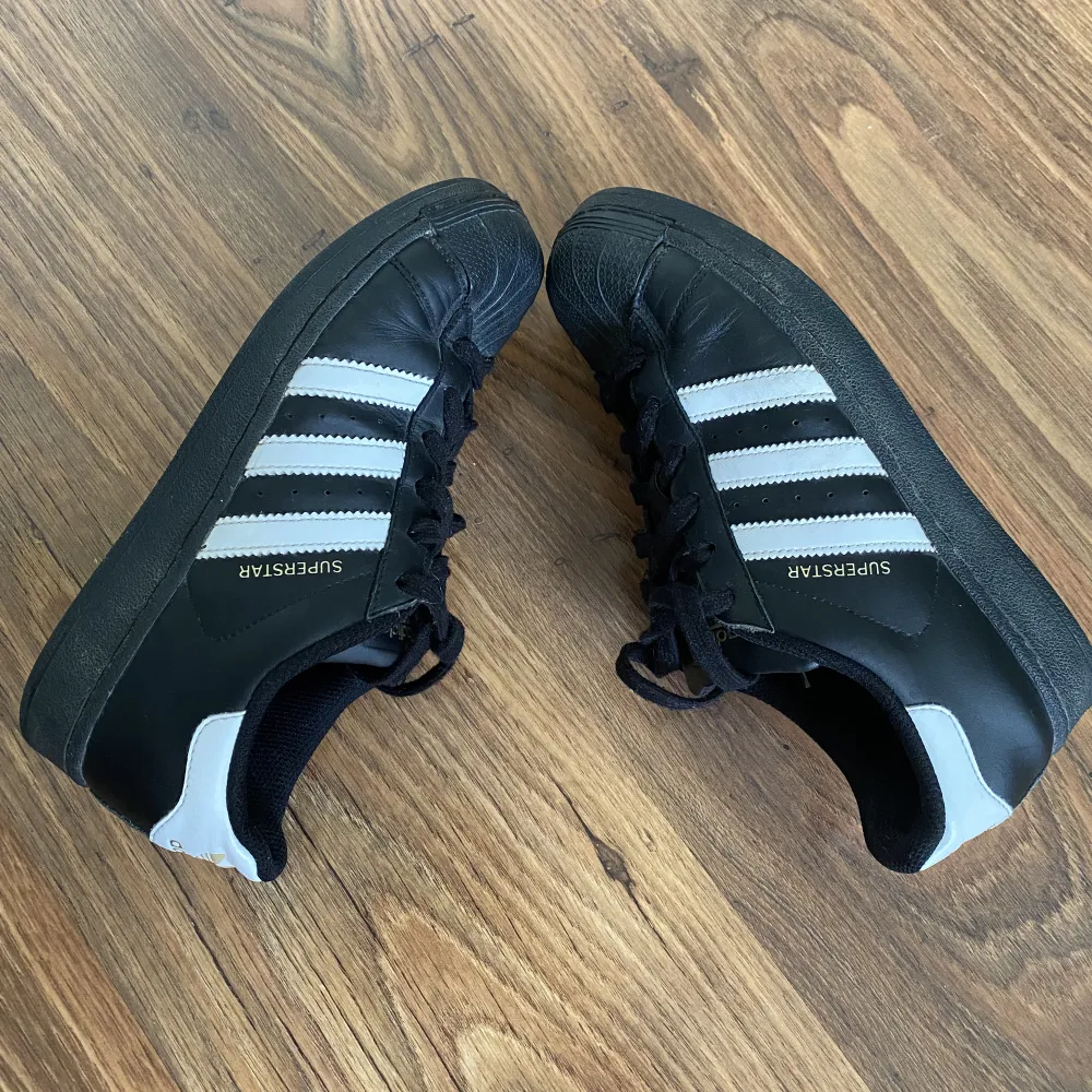 Svarta Adidas Superstar i stl 37 1/3🖤 Jag säljer dessa då de är för små för mig. Annars är skorna helt felfria med lätta tecken på användning! Orginal pris: 1 299 kr. Skor.