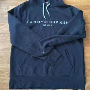 Tommy hilfiger hoodie - Tommy Hilfiger hoodie knappt använd skick 10/10, Storlek M  nypris ca 1200kr Pris kan diskuteras 