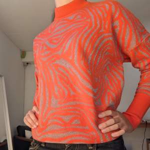 Asfin mönstrad tröja från YAS! ❤️ Orange och ljusrosa/glittrig! Nypris: 600. Aldrig använd, toppskick! Prislappen är kvar. Lyxigt material, skriv priv för mer bilder❤️ Är 170 cm, vanligtvis storlek 36/ S ❤️ 