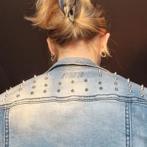 Helt ny jeansjacka nypris 2000! - Storlek XS  Säljer över 100 plagg! Stor mängdrabatt när du köper fler saker!  Köp 3(+) plagg 15% rabatt.  Köp 5(+) plagg 20% rabatt.  Köp 10 (+) plagg 25 % rabatt.  Köp 15 (+) plagg 30 % rabatt.   Samfraktar givetvis.