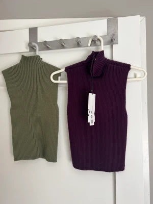 Cropad tröja  - Bra skick, ena är inte använd! Väldigt snyggt till jeans och inte för hög krage. Båda ingår i priset  