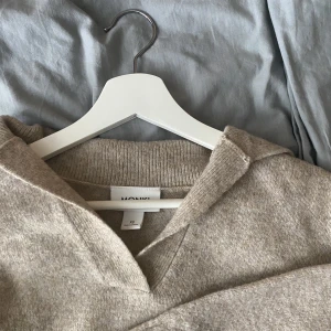 Stickad tröja 🌟 - Superfin beige stickad tröja med vringning! Endast använd en gång , säljer då den inte lyckats komma till användning hos mig tyvärr🙁 nypris 300kr
