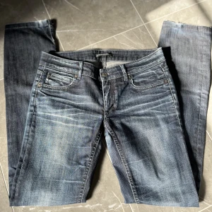 Lågmidjade jeans  - säljer dessa fina jeans från drykorn for beautiful people för att dom är för stora på mig💕 köpte dom på second hand för 150kr men har inga synliga defekter vad jag kan se💕 lite långa på mig som är 165, stl 30. hör av er vid frågor eller intresse 💕