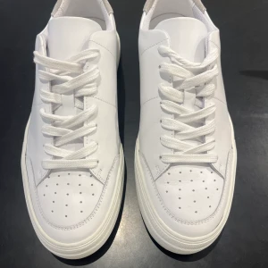 JLINDEBERG str: 42 - Jlindeberg ART sneakers storlek 42 endast provat på annars helt nya säljs för 2300 SEK på JL hemsida 