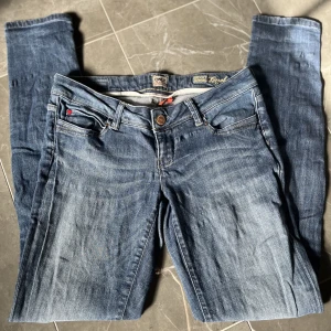 Lågmidjade jeans  - säljer dessa lågmidjade jeans från only eftersom dom inte passar mig. Stl 30/34 i jeans storlek så skulle säga att dom passar nån som har S-M beroende på hur man vill att dom ska sitta💕dom är något långa på mig som är 165 💕 hör av er om ni undrar nåt mer💕