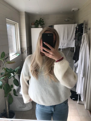 Design by si - Säljer min fina stickade tröja från design by si💗 använd fåtal gånger och säljer pågrund av att jag inte har fått så mycket användning för den! 