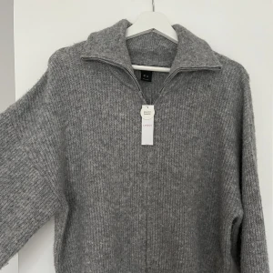 Stickad kofta - Stickad kofta från Lindex i strl M, men passar mig som normalt har XS/S💕