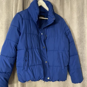 Blå jacks - Blå jacka från Zalando är slutsåld nu mysig vinter/ höst jacka obs en ficka är trasig på insidan går att sy ihop 