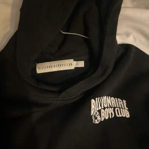 Fin hoodie i mycket bra skick Påse kvitto tags finns kvar!  Storlek: S