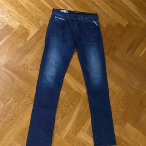 Replay Jeans - Säljer dessa tvärfeta replay jeans i nästan nytt skick! Skicket är 10/10 köpte för någon vecka sen och kan inte lämna tillbaka. Storleken är 30/34 och dom är i modellen grover. Nypris va: 1799kr. Mitt pris: 599kr. 