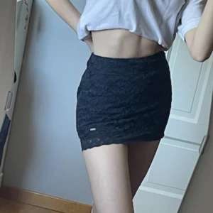 Kjol - Sååå fin kjol älskar denna men har tyvärr växt ur den! Man kan ha den hög och lågmidjat!