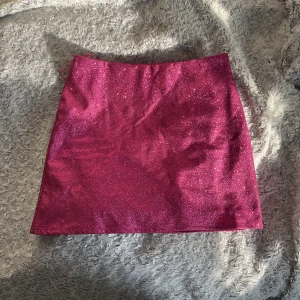 Rosa glittrig kjol  - En rosa glittrig kjol från Nelly. Storlek 34. 💕 Nedast använd två gånger på två Harry Styles konserter, så i superfint skick.  100kr 💘