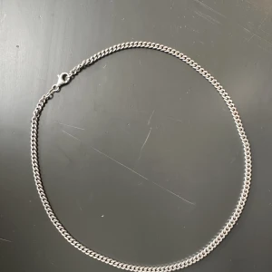 Silverkedja - Silverkedja köpt från guldfynd för 2-3 år sen. Sterlingsilver (92,5% silver) kvitto finns ej kvar men stämpeln är bevis på att den är äkta. Kedjan är 50cm