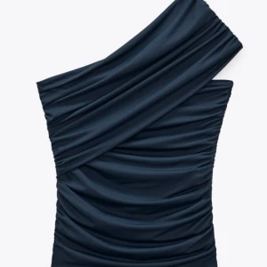 Asymmetrisk topp med veck - Zara topp, asymmetrisk med veck, stl S. En bar axel. Skimrande blå. 90% polyester, 10% elastan. Oanvänd, lapparna kvar