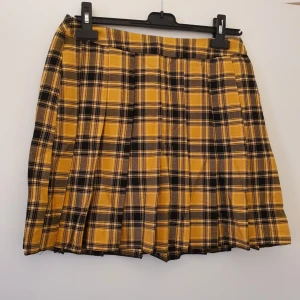 Gul veckad kjol - Använd en gång.