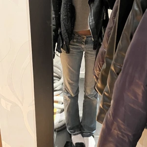 Lågmidjade jeans  - Snyggaste lågmidjade byxorna från lee, storlek 26/31  Ganska använda, därav priset och även slitna ner till (bild 3) men inget man tänker på!! Går ner till golvet på mig som är 162