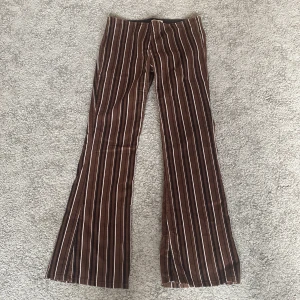 Lågmidjade manchesterbyxor från Topshop - Bruna och randiga manchesterbyxor med låg midja från Topshop. Helt oanvända i storlek 40. Ordinarie pris 709 kr från ASOS hemsida. 